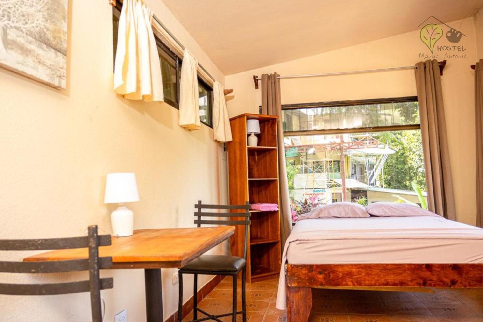 Manuel Antonio Hostel Exterior photo
