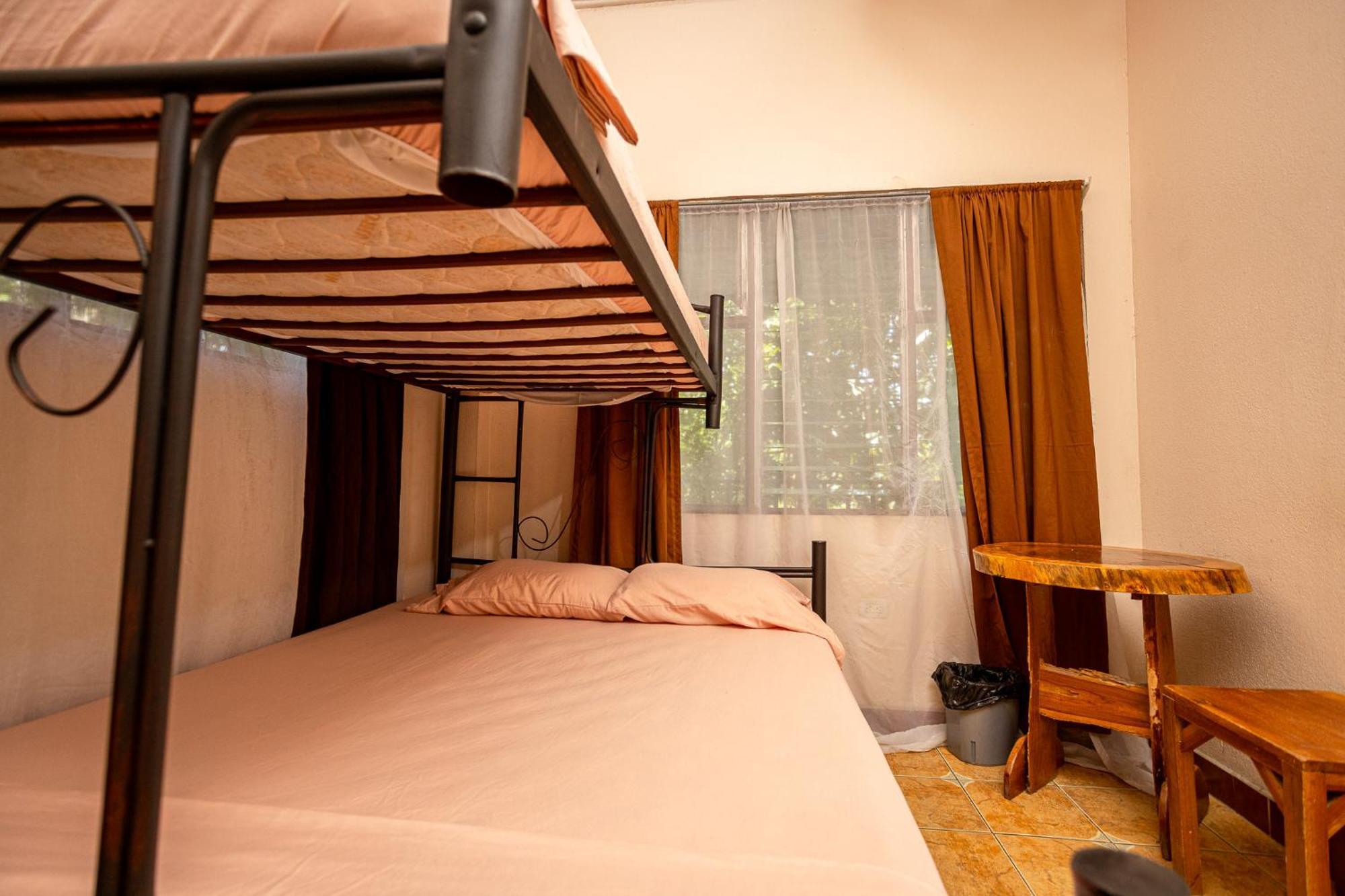 Manuel Antonio Hostel Exterior photo